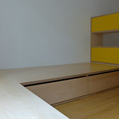 Liege und Sitzfläche mit Schubkästen und Bücherregal