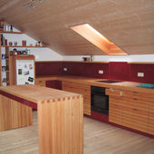 Küche mit viel Arbeitsfläche aus Lärche Massivholz