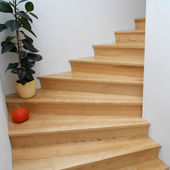 Treppe aus Eschenholz lackiert